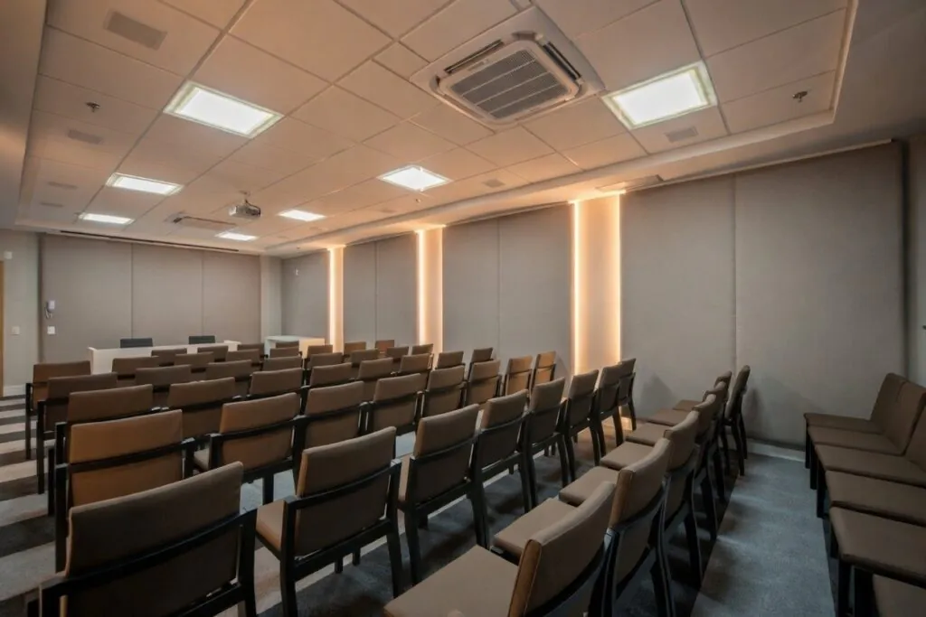 Auditório preparado para receber os participantes